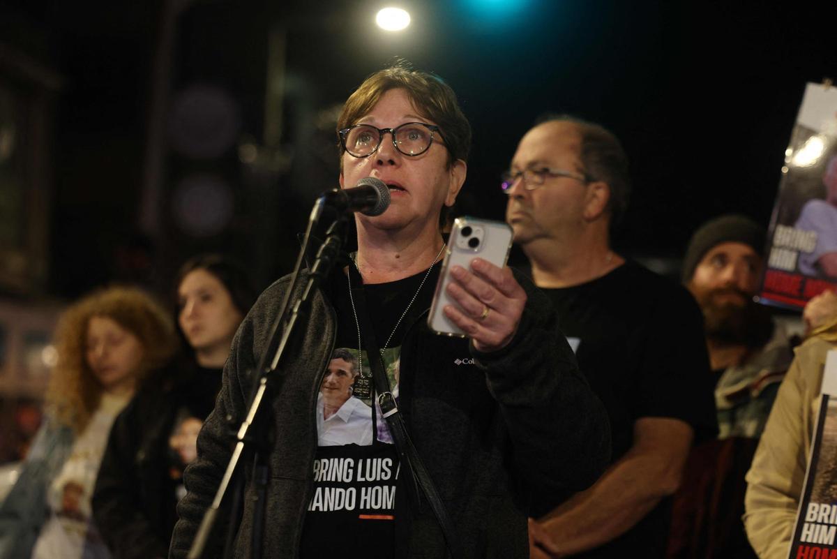 Familiares de los rehenes de Hamás protestan frente al domicilio de Netanyahu