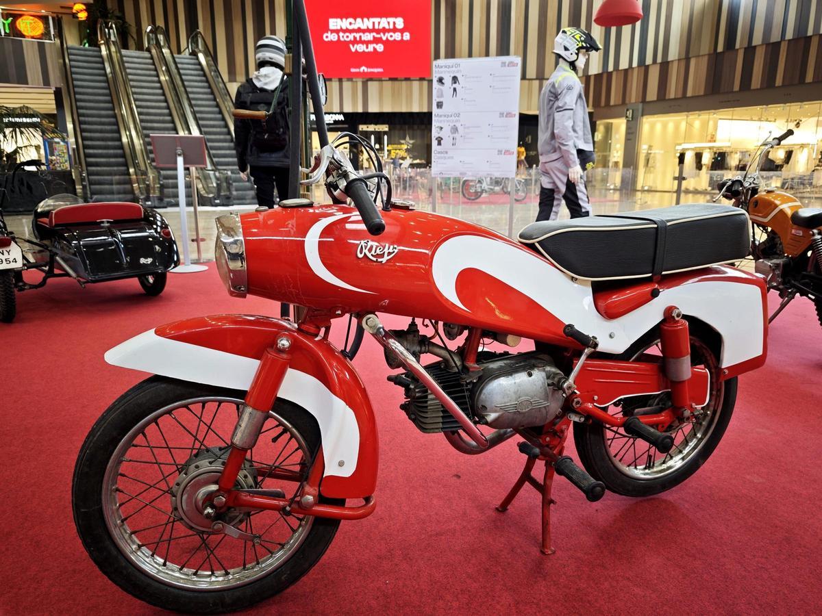 L'exposició de motocicletes clàssiques de la mítica marca Rieju