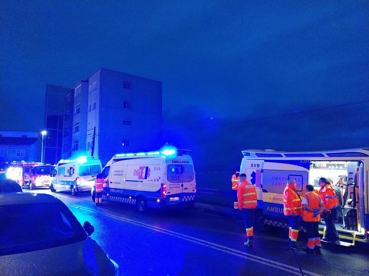 Una familia compuesta por un matrimonio y una menor y dos agentes de la Guardia Civil que colaboraron en el desalojo tuvieron que recibir atención sanitaria por inhalación de humos en el incendio del edificio, en Bueu.