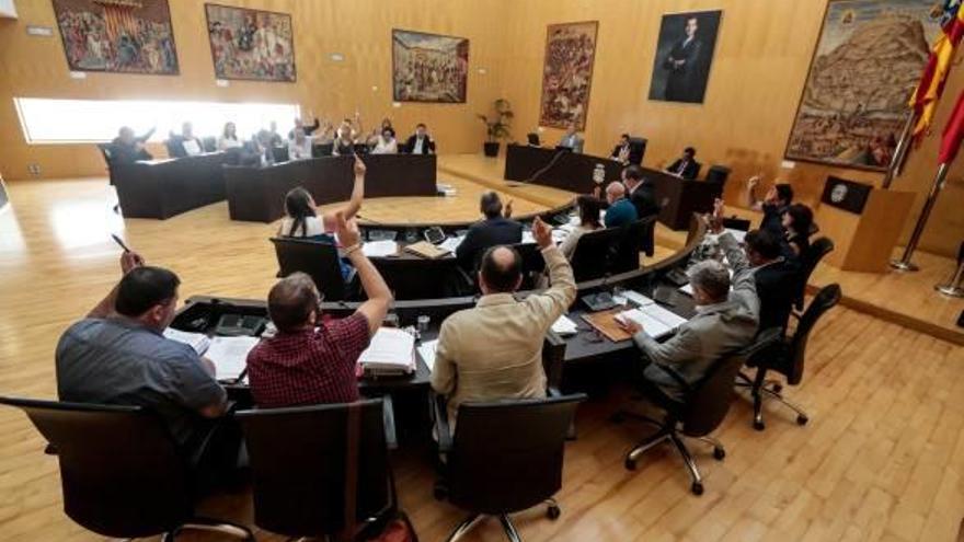 La oposición fuerza al PP a retirar del pleno los pliegos para adjudicar tres grandes contratas