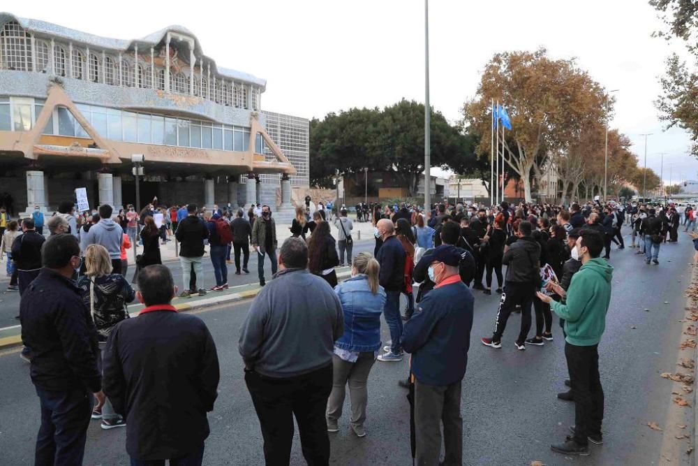 Hosteleros protestan en Cartagena por el cierre de los bares