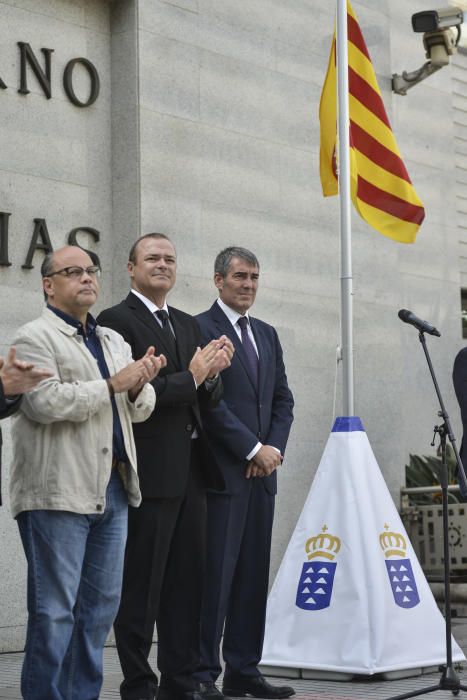 20/08/17.LAS PALMAS DE GRAN  CANARIA. El presidente del Gobierno de Canarias, Fernado Clavijo, izó la bandera de Cataluña por el atentado de Barcelona y Cambrils, frente a la sede de Presidencia en Las Palmas de Gran Canaria. FOTO: J. PÉREZ CURBELO