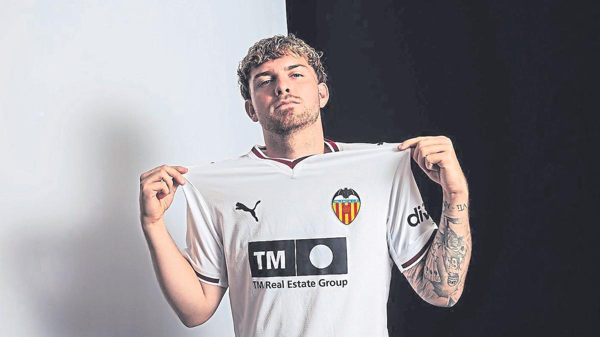 Harvey Elliot posa con la camiseta del Valencia CF.