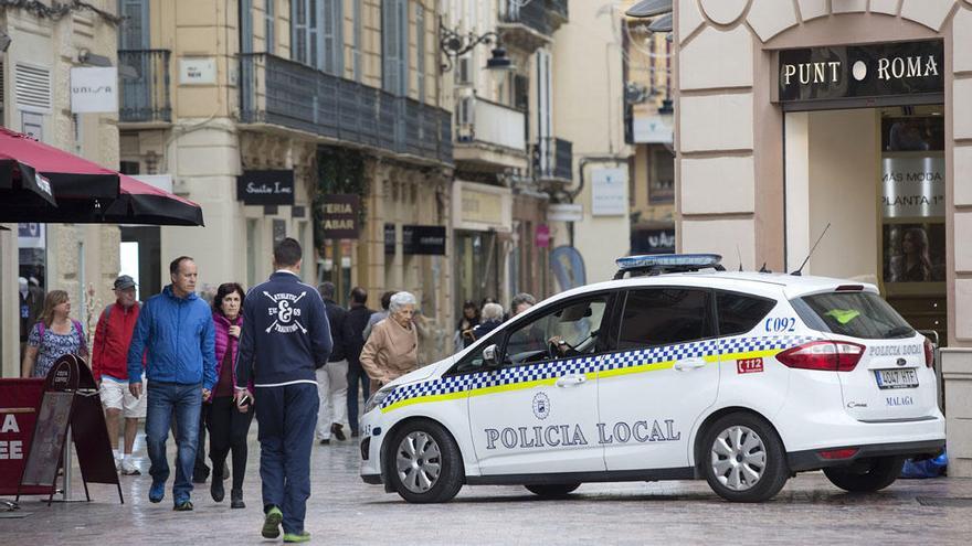 Radiopatrulla de la Policía Local en el Centro.