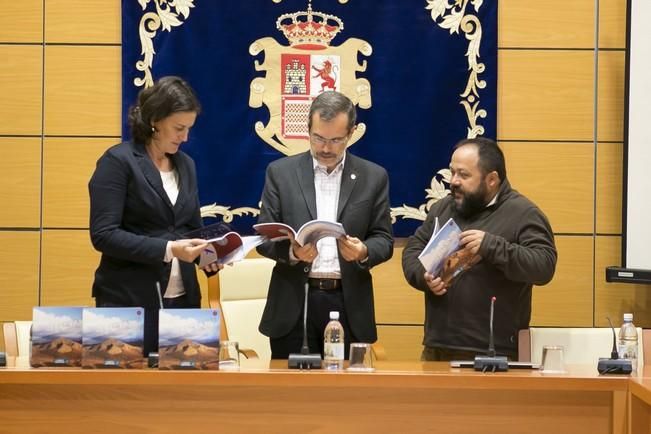 FUERTEVENTURA - El presidente del Cabildo de Fuerteventura, Marcial Morales,Juan José Ramos Melo, y la consejera de Medio Ambiente, Natalia Évora, presentan en rueda de prensa la Guía de Ecoturismo - 01-03-16