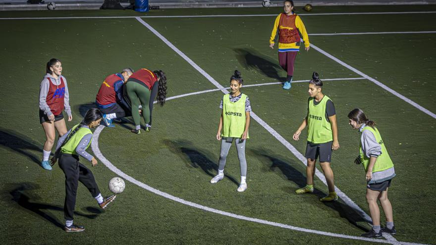 Piden una mano para que las niñas puedan jugar al fútbol en La Mina