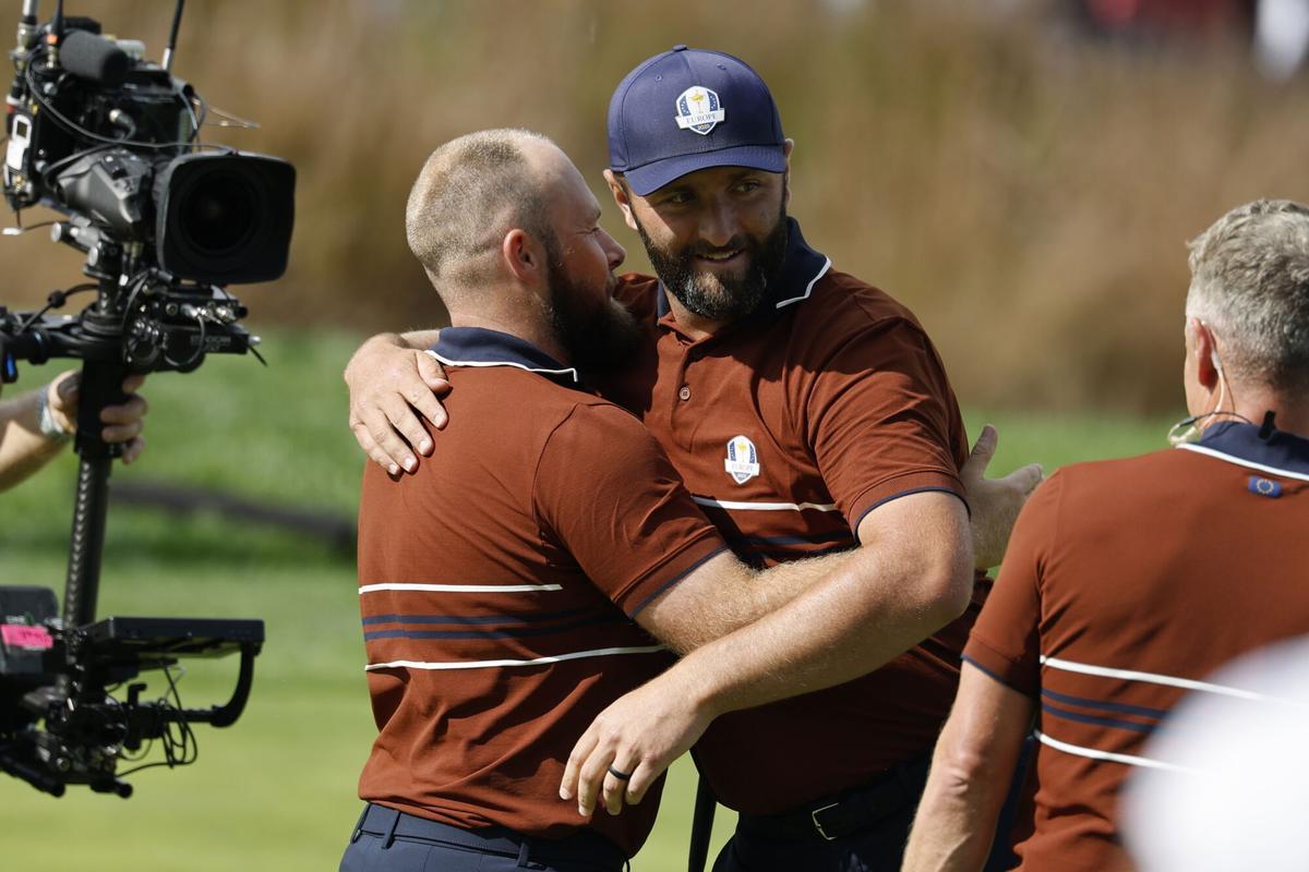 Jon Rahm (D) y Tyrrell Hatton (I) siguen sin liquidar sus multas al DP World Tour y su presencia en la próxima Ryder no está asegurada