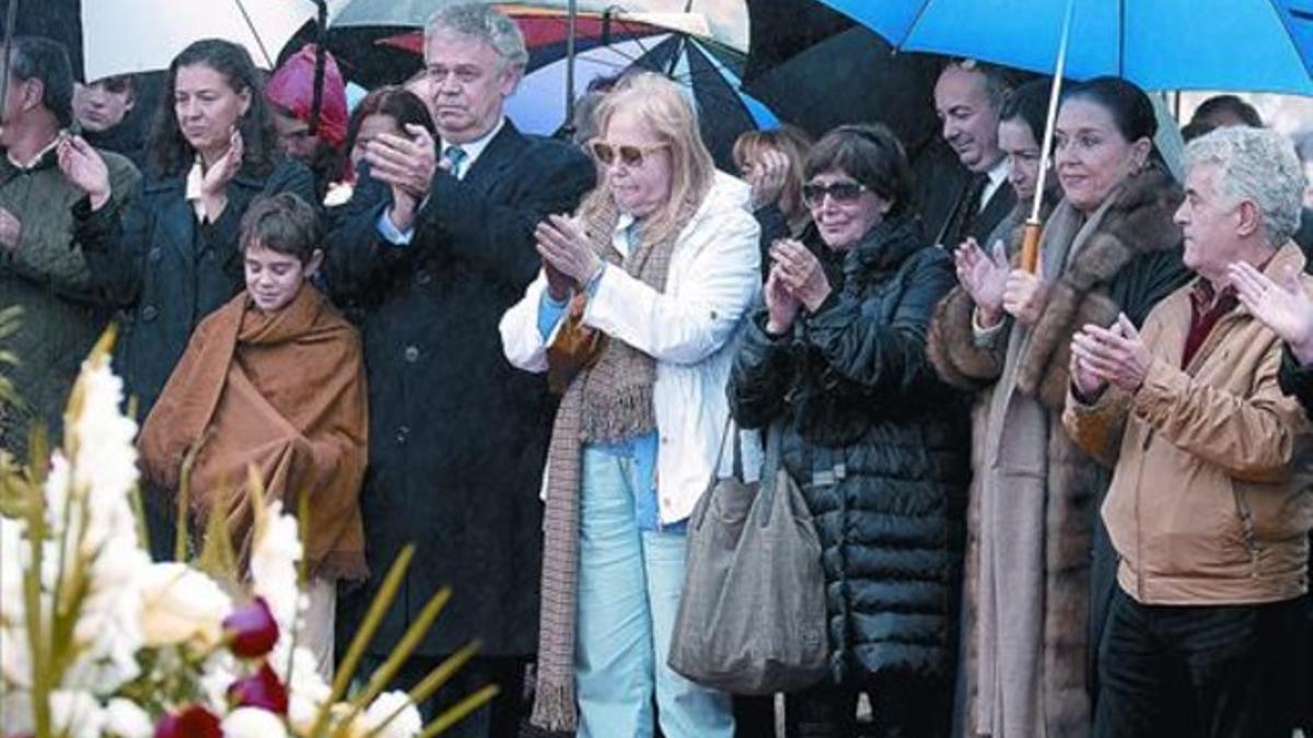 José Luis Berlanga (a la izquierda) y su hijo Fidel, con Analía Gadé, Concha Velasco, Mónica Randall y Guillermo Montesinos, ayer en el cementerio.