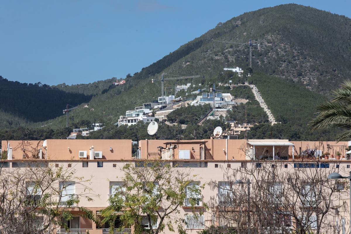 Obras de construcción en la montaña de Cas Mut.