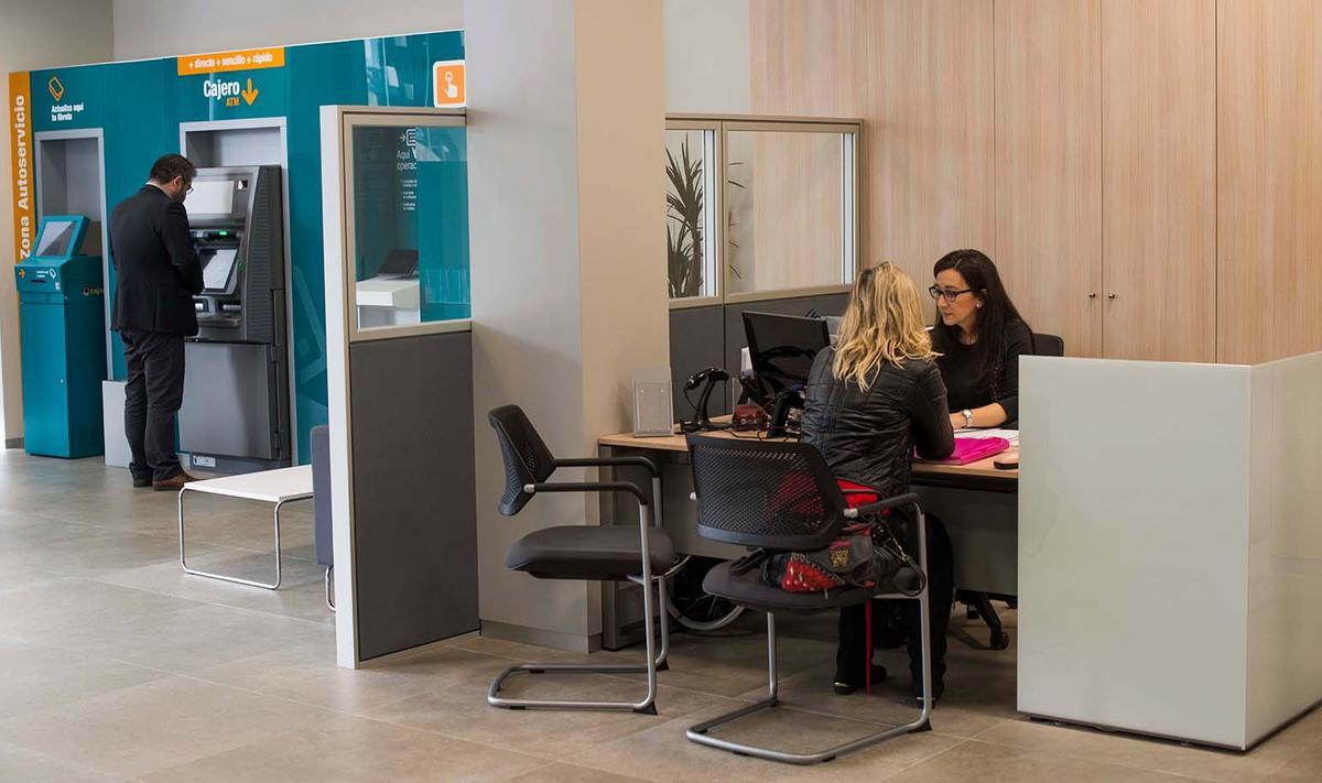 Una oficina de una entidad financiera en una imagen de archivo