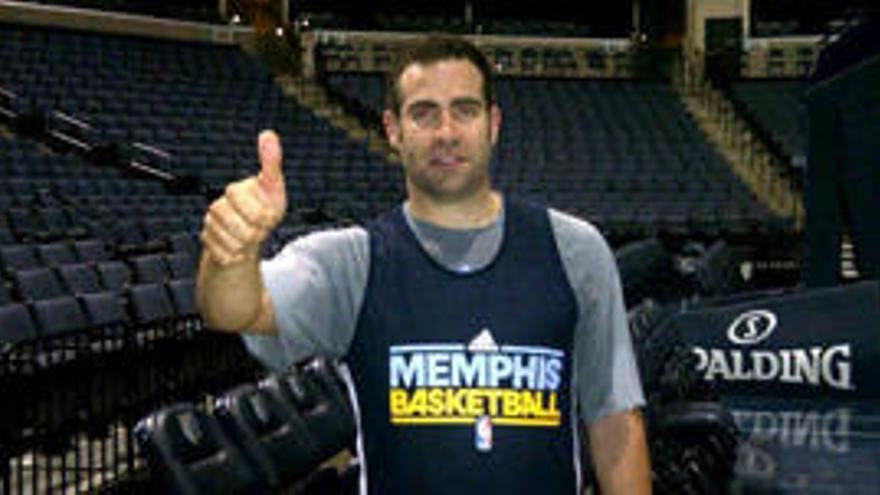 Carlos Cabezas posa en la pista central del FedExForum de Memphis, donde ayer realizó un entrenamiento privado.