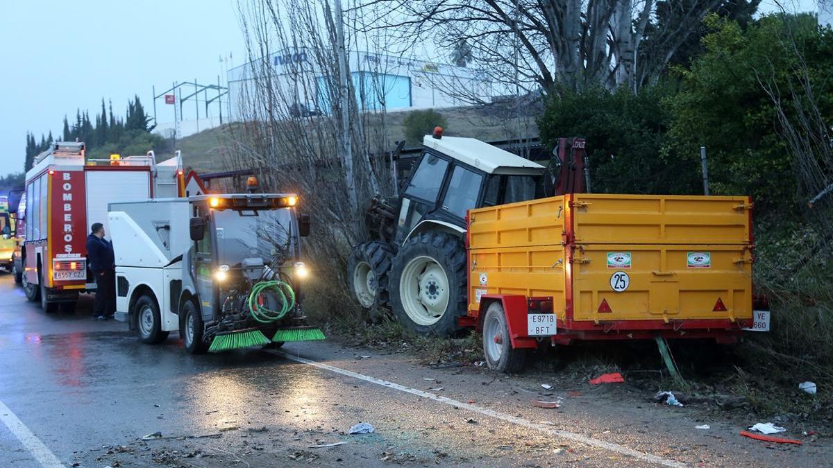 Fallece al colisionar su coche con un tractor en la carretera N-331 en Montilla