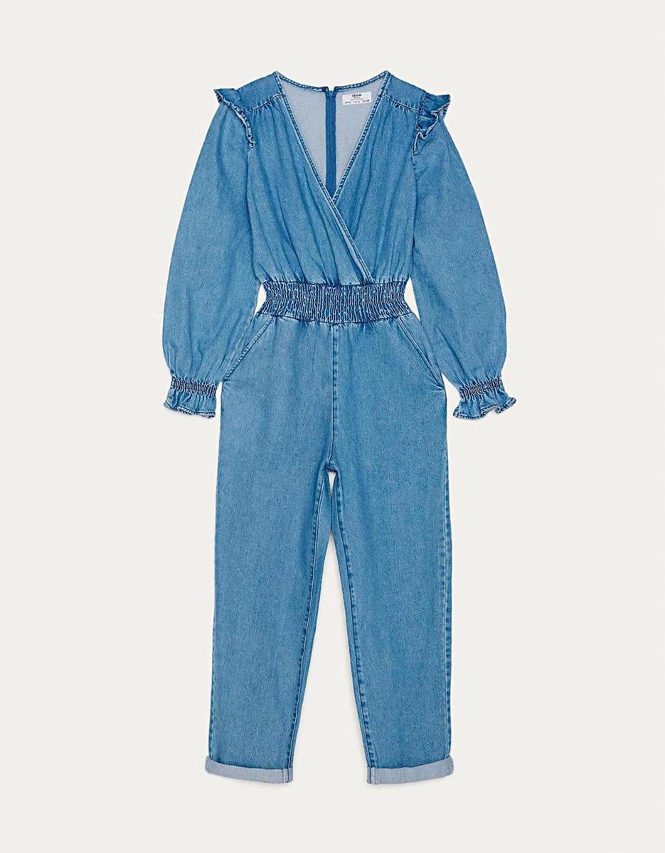 Mono vaquero con volantes de Bershka (Precio: 39,99 euros)