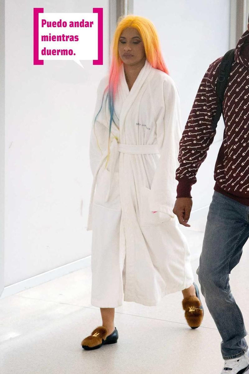Cardi B en el aeropuerto de Nueva York en albornoz y zapatos planos