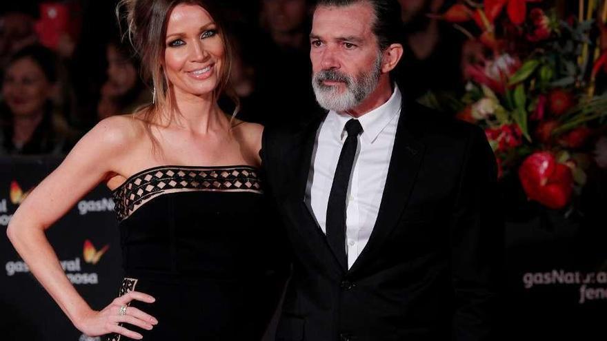 Antonio Banderas y su novia, Nicole Kimpel, ayer, en la gala de clausura.