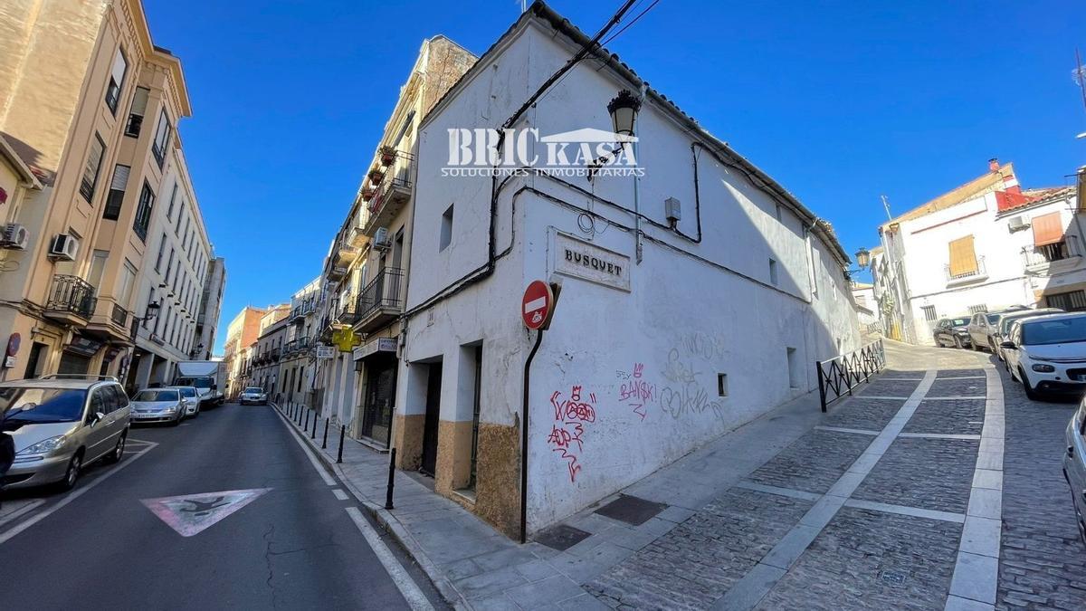 Chollo: se vende un edificio en la calle Parras de Cáceres por menos de 100.000 euros