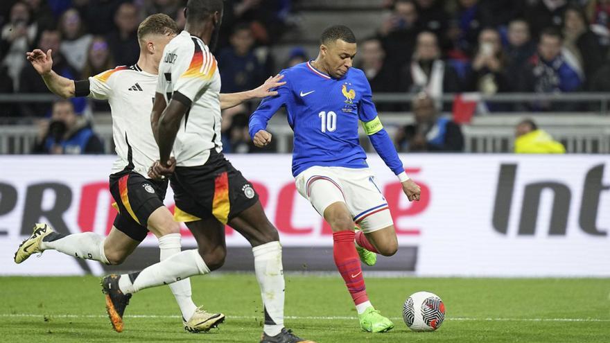 Mbappé, durante el partido ante la selección alemana. |  // LAP