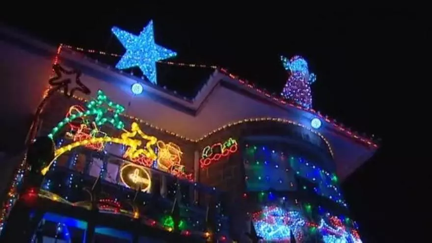 Una casa decorada con cientos de luces y adornos de Navidad