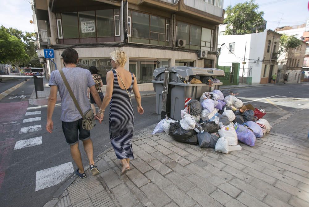 Basura en las calles de Alicante por quinto día consecutivo