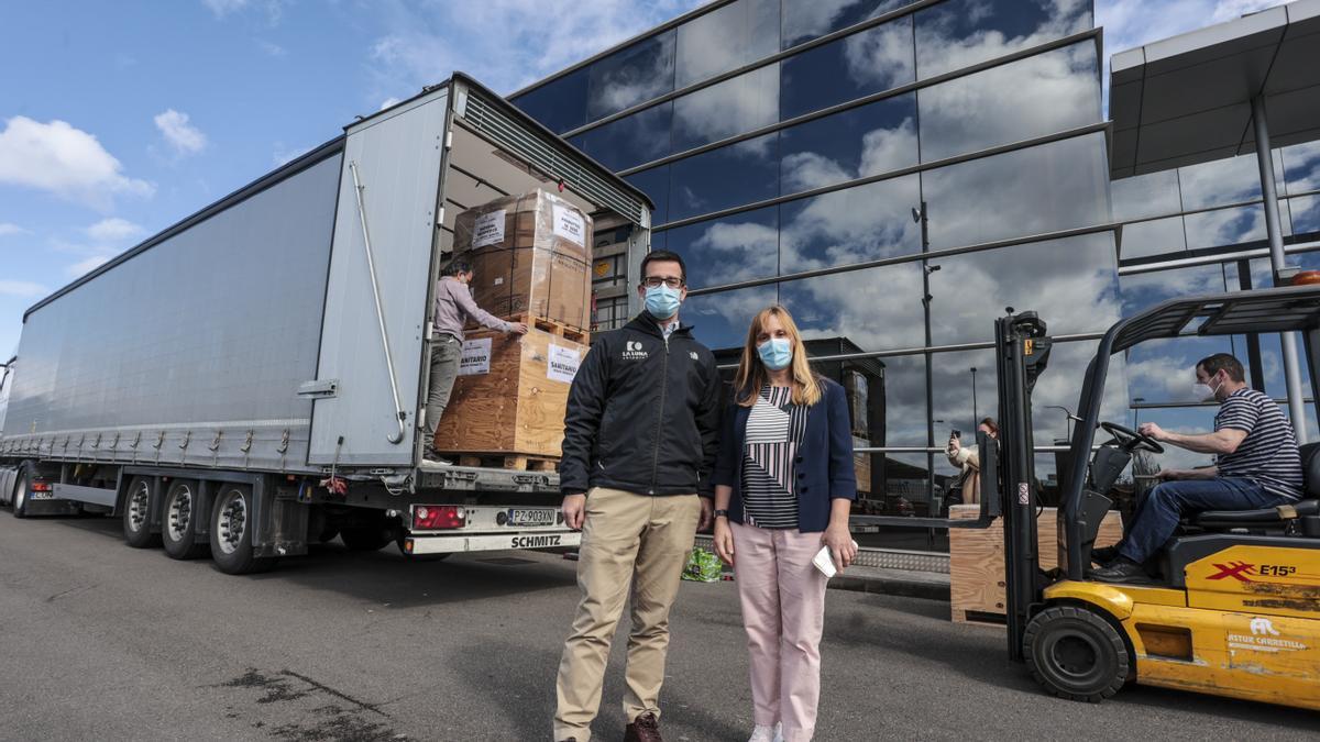 Joaquín Menéndez y Natalia Villar, junto al camión con ayuda humanitaria para Ucrania, este viernes, en Oviedo.