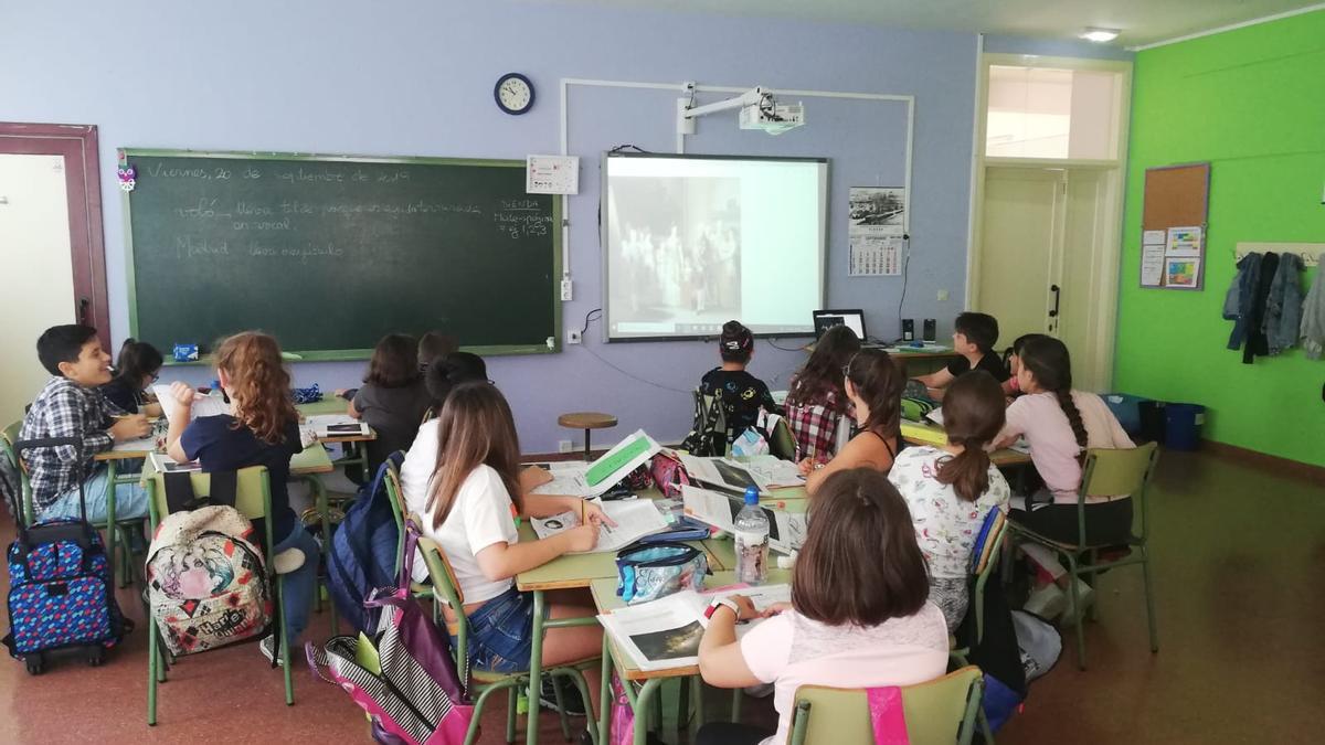 Alumnos del colegio Clara Campoamor, en Riaño, en una imagen de archivo