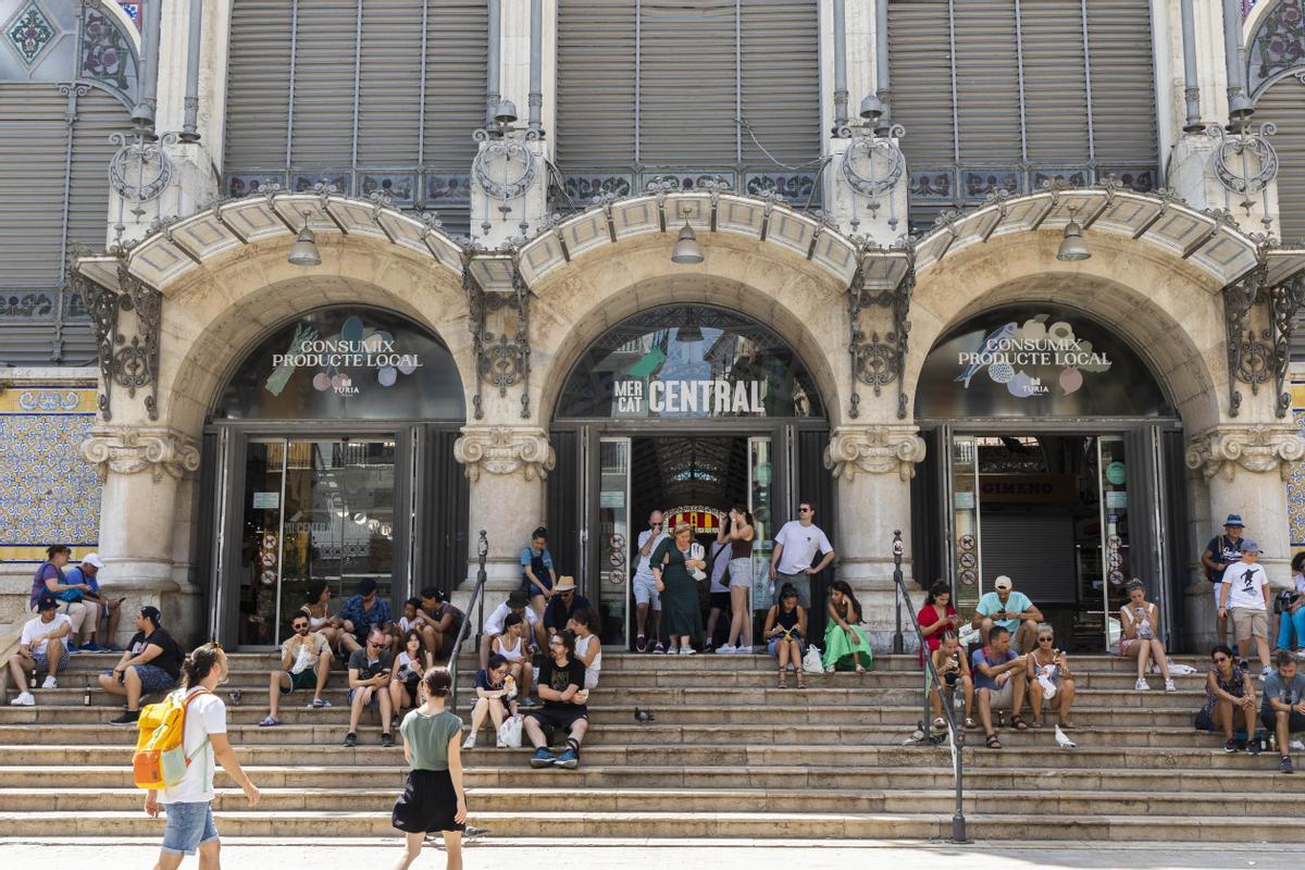 Turistas en las escaleras del Mercado Central