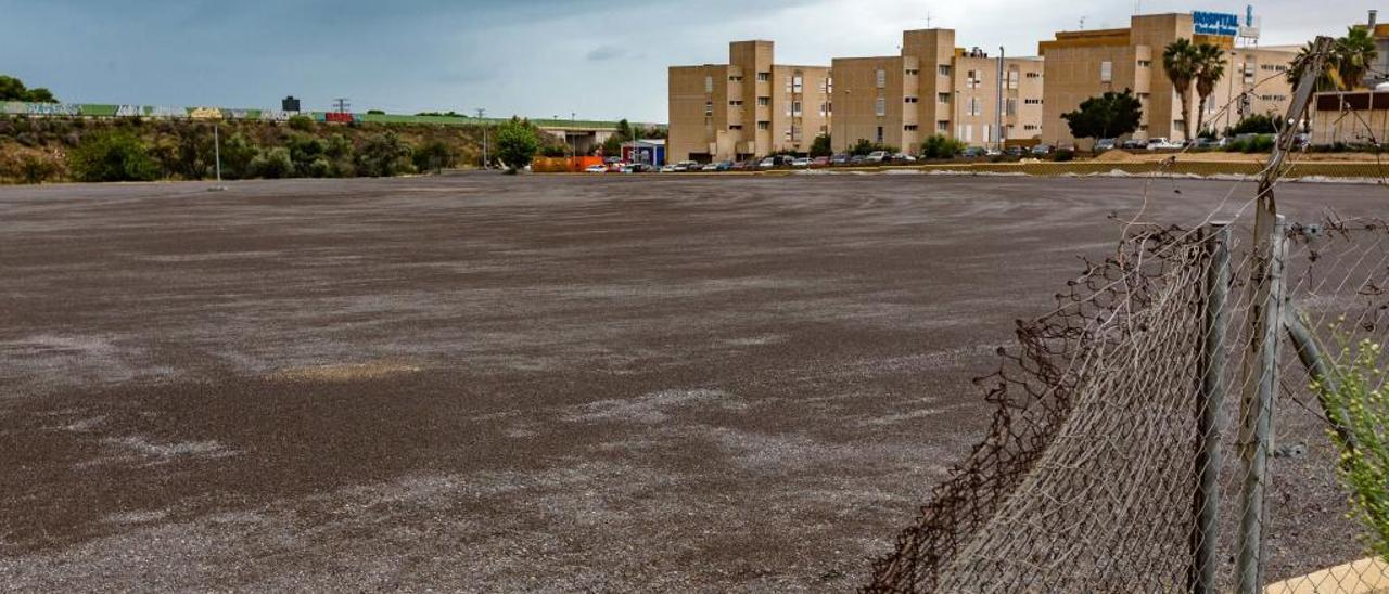 Estado de la parcela en la que se está habilitando el nuevo aparcamiento del hospital.