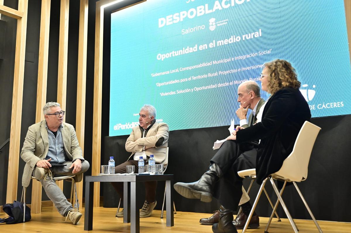 Agustín Aretio interviene en la jornada.