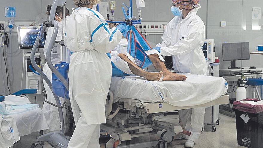 Sanitarias atienden a un paciente en el Hospital Enfermera Isabel Zendal.