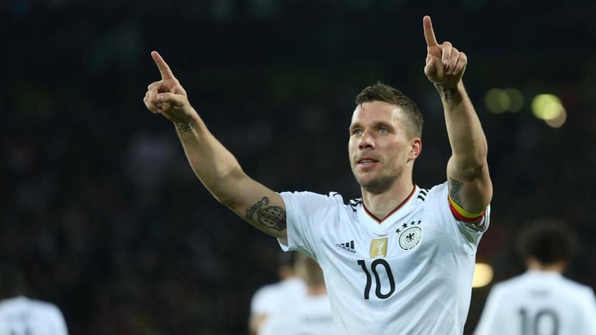 Podolski, que se despedía de la selección, marcó el único gol de la noche