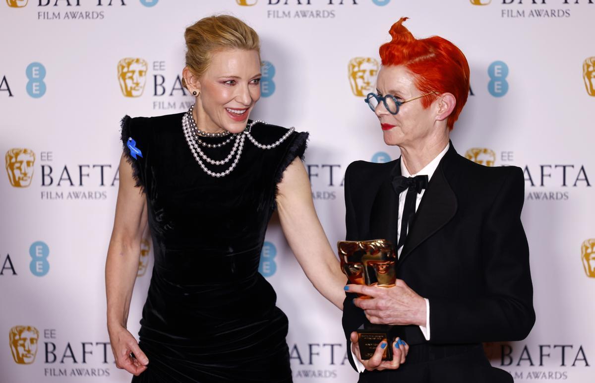 London (United Kingdom), 19/02/2023.- Cate Blanchett (L) joins Sandy Powell posing with her Fellowship Award in the press room of the 2023 EE BAFTA Film Awards ceremony at the Southbank Centre, in London, Britain, 19 February 2023. The event is hosted by the British Academy of Film and Television Arts (BAFTA). (Reino Unido, Londres) EFE/EPA/TOLGA AKMEN *** Local Caption *** TEST CAPTION