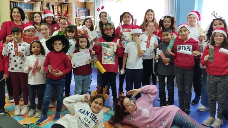 Participantes en el ‘I Certamen Literario: Cuentos de Navidad’ que se celebró en el centro de La Algaida.