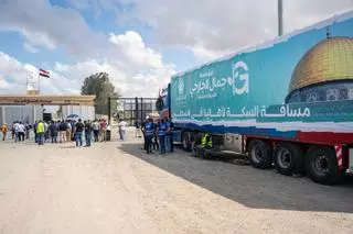 Un tercer convoy de veinte camiones con ayuda humanitaria entra a Gaza por el paso de Rafah