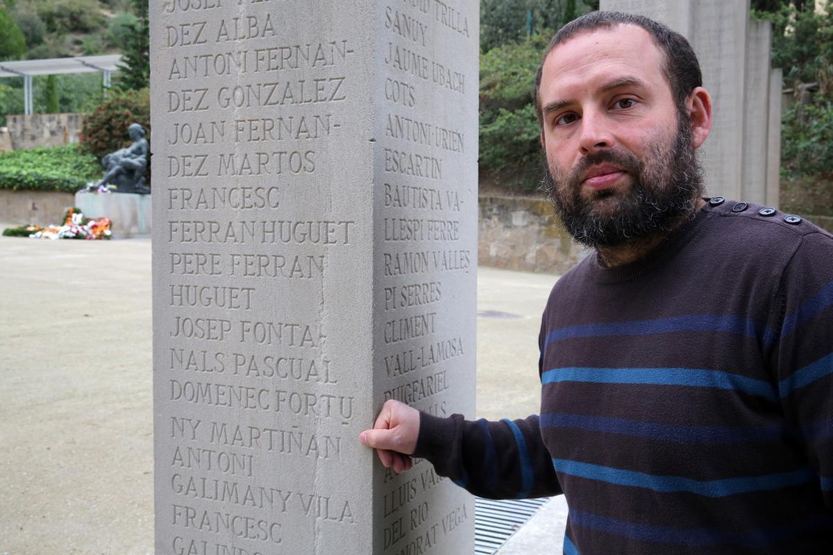 Ivan Heras, junto a la columna del Fossar de la Pedrera donde sale el nombre de su bisabuelo, Martirià Fortuny.