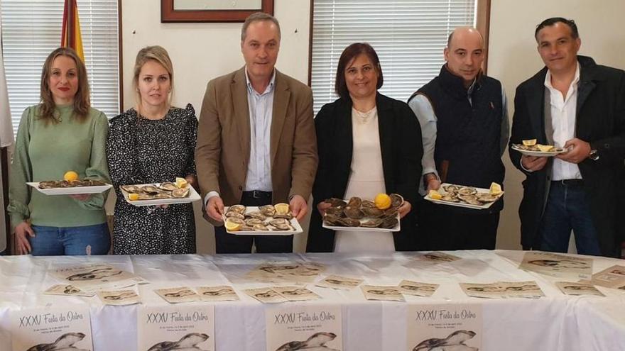 Agustín Reguera (en el centro) con los hosteleros, ayer, en la presentación de la 35ª Festa da Ostra.   | // FDV