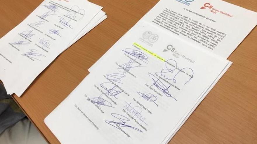 La imagen muestra el acuerdo con Cs y la moción de censura firmada por los ediles del PP.