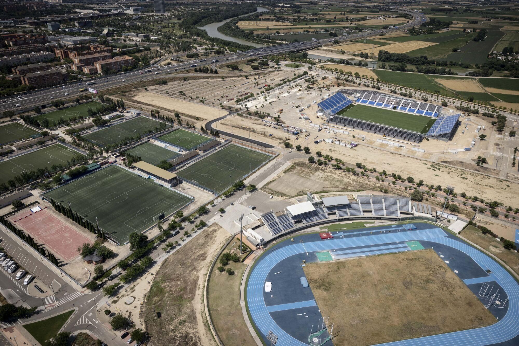 REPORTAJE AEREO CON LA POLICIA - VISTA AEREA DE ZARAGOZA - ESTADIO MODULAR DE LA ROMAREDA
