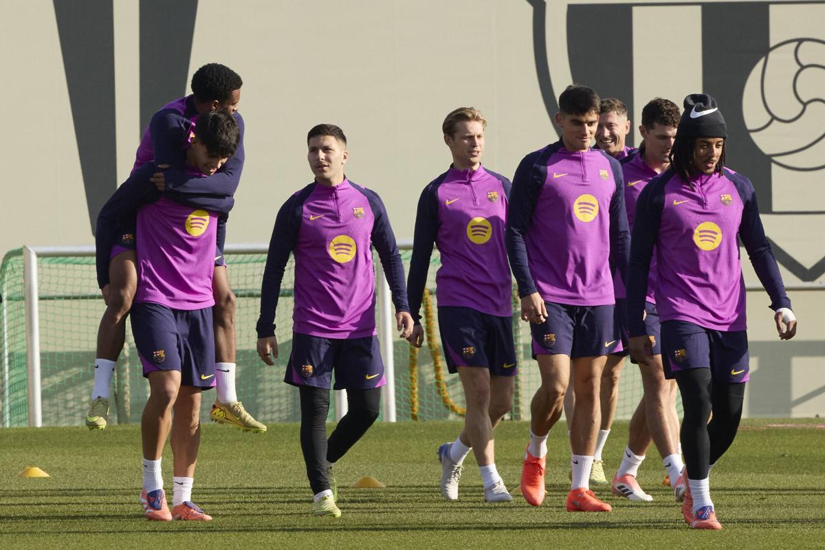 Un grupo de jugadores, con Balde aupado sobre Marc Bernal, en el entrenamiento de este viernes.