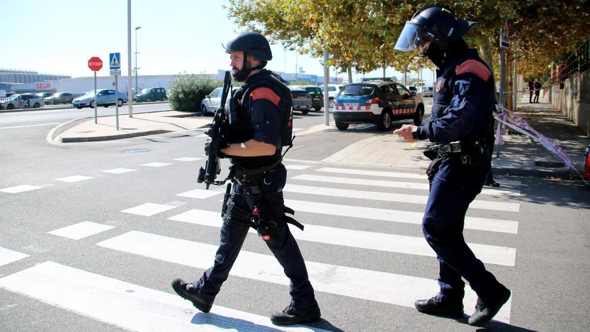 Agents armats dels Mossos prop del lloc on ha tingut lloc el tiroteig al barri tarragoní de Campclar.