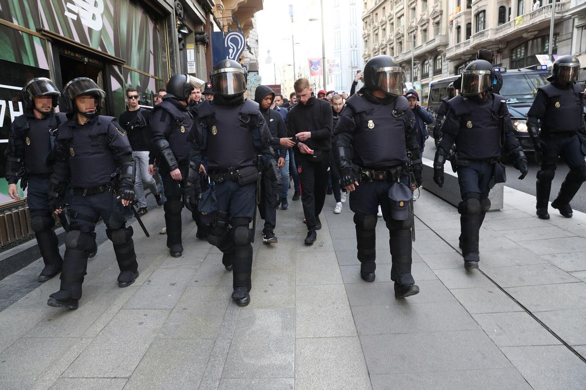 Agentes de la policía nacional acompañan a los aficionados del Ajax desde la puerta del Sol de Madrid hasta el estadio Santiago Bernabéu, horas antes del partido de vuelta de octavos de final de la Liga de Campeones de 2019