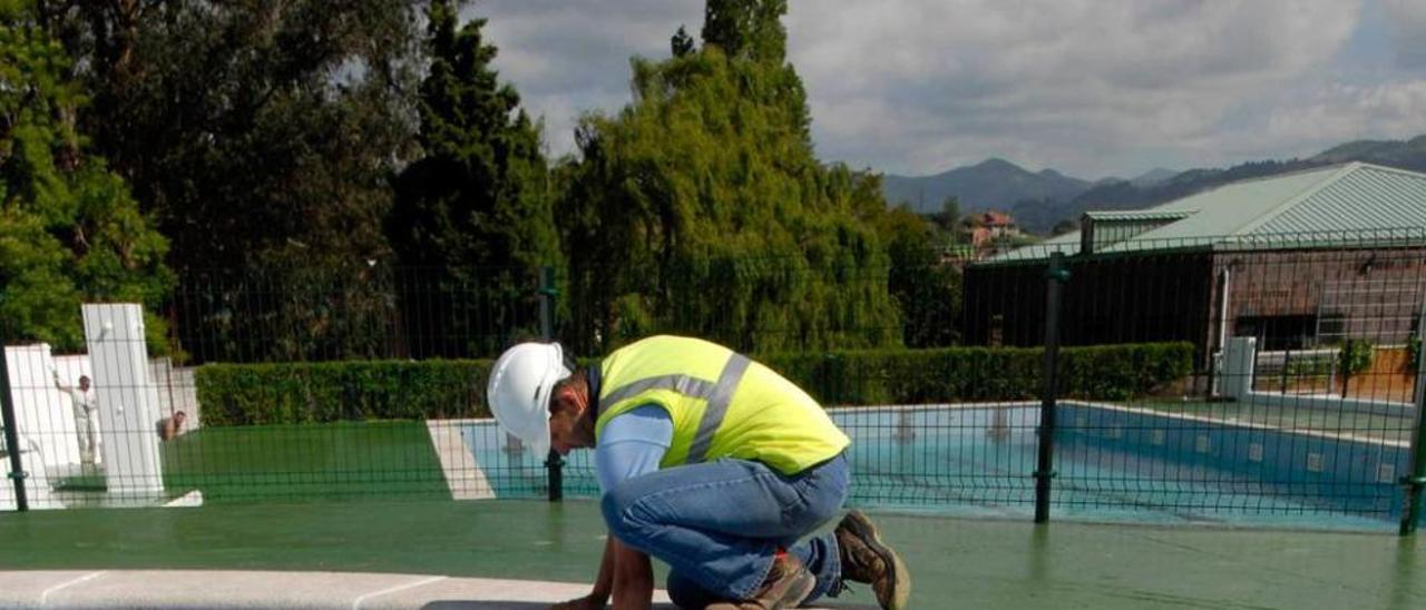 Un operario, realizando labores de mantenimiento el pasado verano.