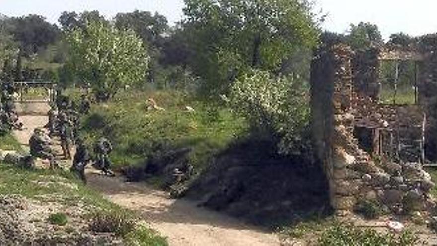 Els militars, descansant a les portes d&#039;una finca al veïnat de Vilartolí.