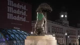 Activistas intervienen 30 esculturas de Madrid con el pañuelo verde para exigir un aborto "legal y gratuito" en toda la UE