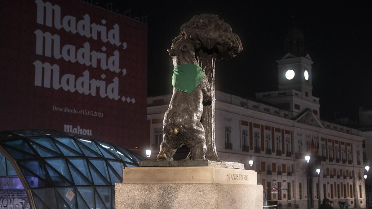 La estatua de El Oso y el Madroño de Madrid, con un pañuelo verde.