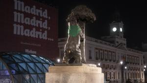 La estatua del Oso y el Madroño de Madrid, con un pañuelo verde.