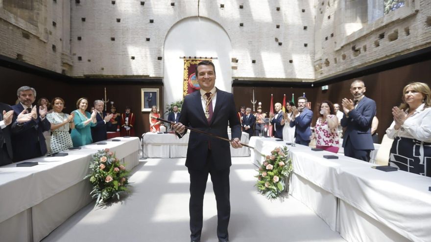 José María Bellido, alcalde de Córdoba, con el bastón de mando.