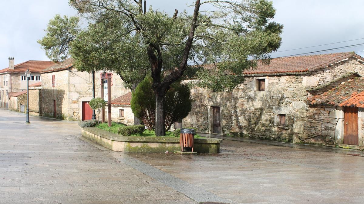 Entorno de la Praza Alameda de Brántega, en Agolada.