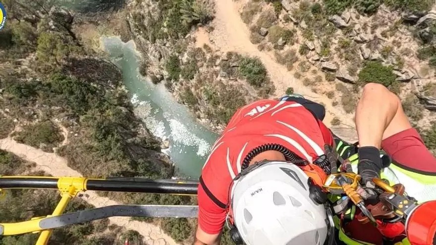 Espectacular rescate de los bomberos a dos personas en la ruta de los Puentes Colgantes de Chulilla