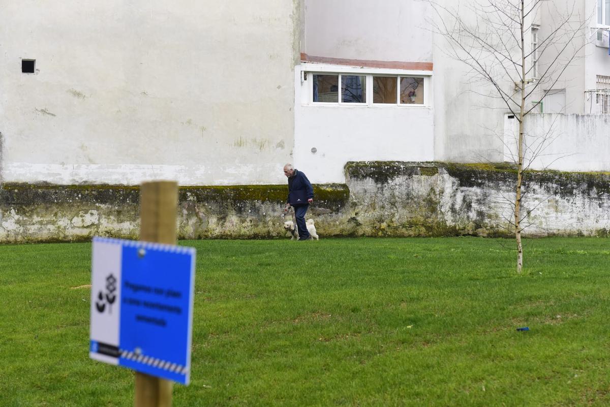 Un vecino pasea su perro el día de la apertura del paque del Obsevatorio