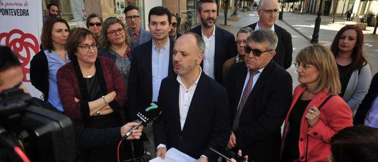 David Regades, en el centro, presentado las candidaturas del PSOE al Congreso y al Senado. // Iñaki Abella